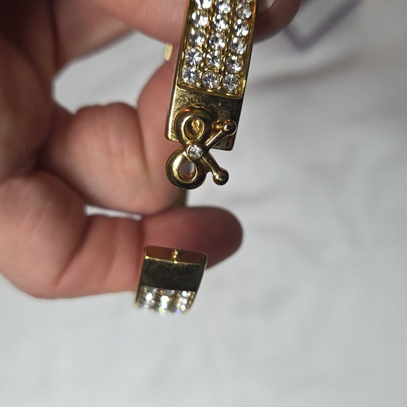 BETSY JOHNSON Gold Bracelet With Rhinestones And Bow With Magnetic Close - Picture 11 of 13